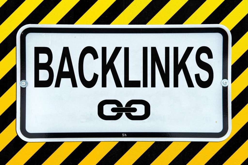 A backlinks sign on a yellow and black background showcases effective methods for generating quality backlinks.