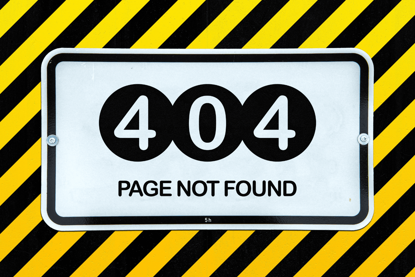 A 404 page error sign on a black and yellow background.