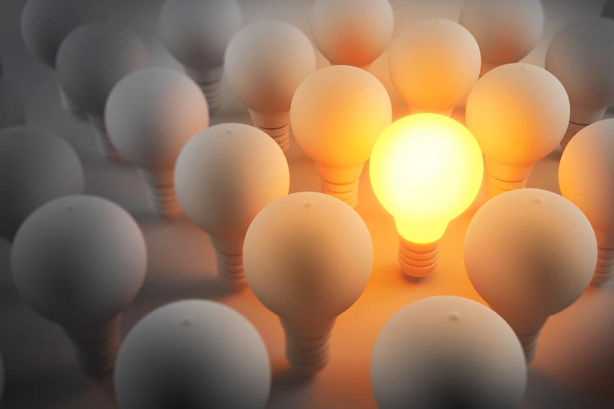 A cluster of light bulbs with a central light bulb for amplifying brand recognition.