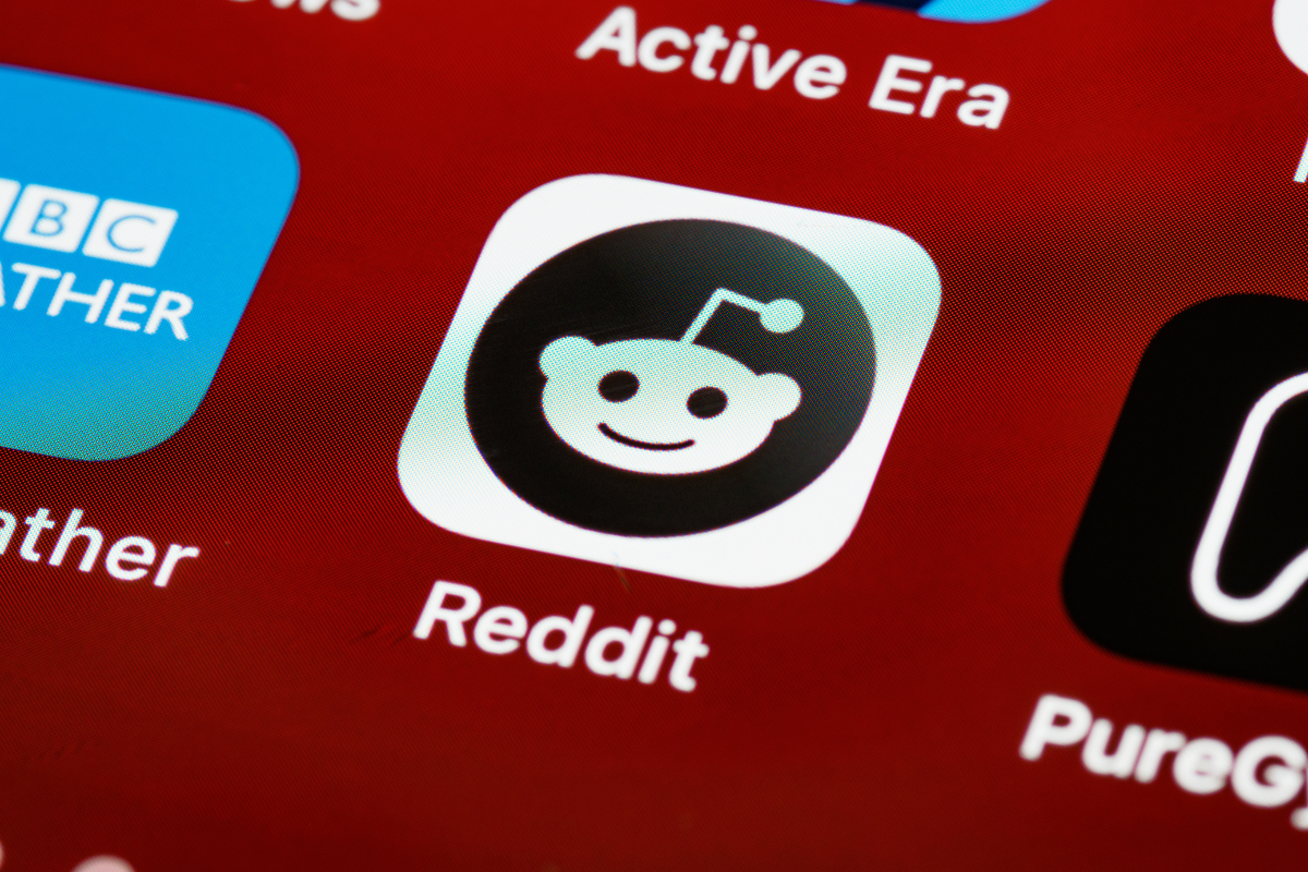 A marketing guide on using the Reddit app for iPhone.