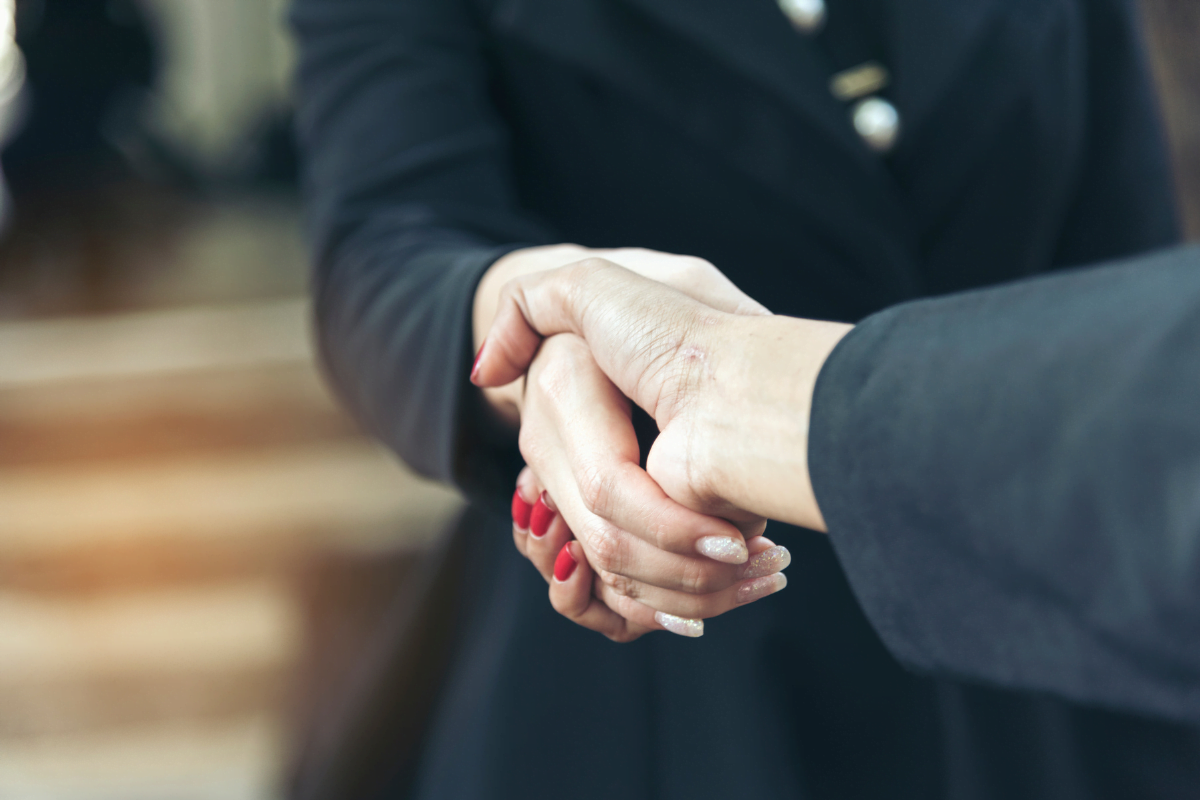 AI In Marketing: Revolutionizing Strategies For Success 3 Two business people shaking hands, emphasizing customer loyalty.