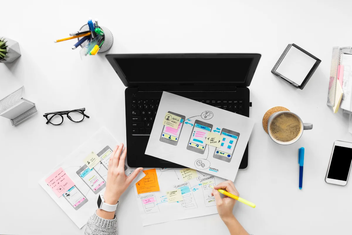 Mobilegeddon: The Day That Changed Mobile Optimization Forever 3 A woman is working on a laptop while drawing on a paper simultaneously.